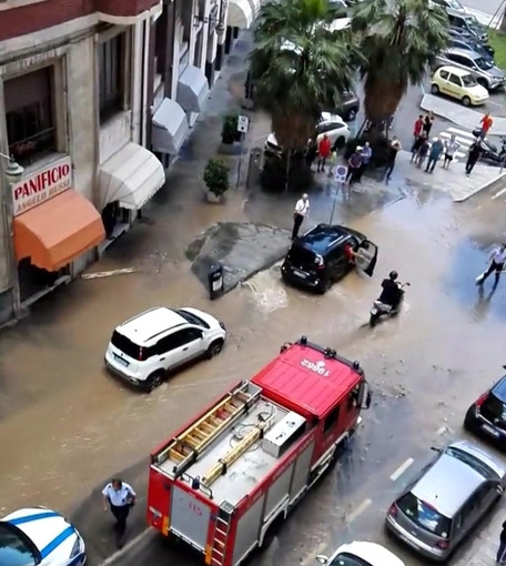 Savona: si allagano via Brignoni e piazza Saffi (FOTO e VIDEO)