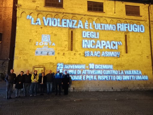 Violenza sulle donne, Albenga si accende di arancione per dire "no" Violenza sulle donne, Albenga si accende di arancione per dire "no"