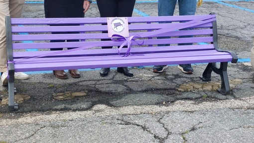 Albisola, inaugurata la panchina viola per la fibromialgia sul Lungomare Montale (FOTO)