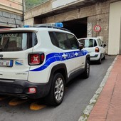 Finale, si masturba sul terrazzo davanti a decine di passanti: interviene la polizia locale