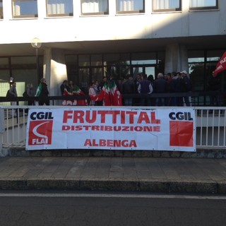 Savona, presidio dei lavoratori della "Gf Group" sotto il palazzo della Provincia