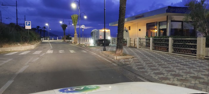 Albenga, pulizia straordinaria della passeggiata lungomare (FOTO)