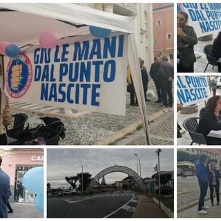 Il comitato "Nascere a Pietra" ancora in piazza per rilanciare l'appello: "Santa Corona sede opportuna per un Punto Nascite" (FOTO e VIDEO)
