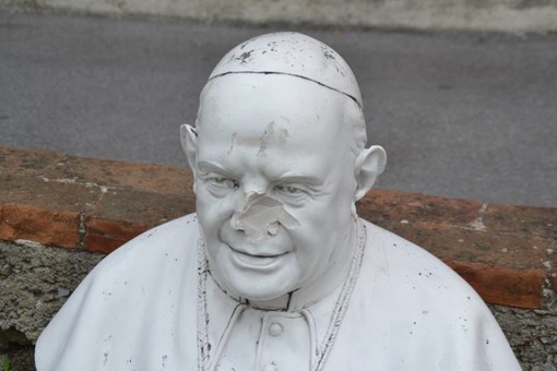 Pietra Ligure, vandalizzato il busto di Papa Giovanni XXIII