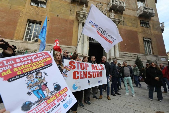 Stop alla censura ai giornalisti, a Genova in piazza per l’articolo 21 della Costituzione Stop alla censura ai giornalisti, a Genova in piazza per l’articolo 21 della Costituzione