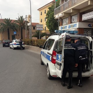 Ceriale, la polizia locale controlla i pullman in partenza per le gite scolastiche