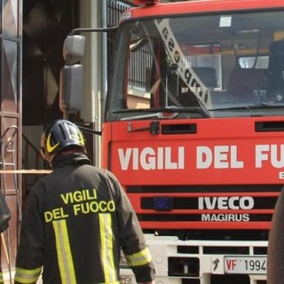 Savona, brucia l'immondizia sul balcone: intervento dei vigili del fuoco