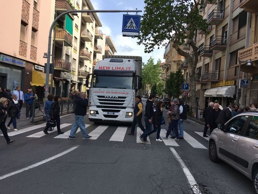 Albisola, i cittadini bloccano il traffico in Corso Mazzini contro il passaggio dei camion
