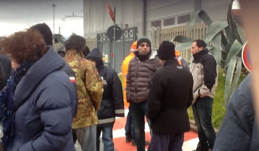 Vado Ligure, lavoratori in sciopero alla Bombardier: presidio davanti ai cancelli