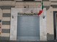 Savona, colpiscono un commerciante con una sediata: denunciato minorenne