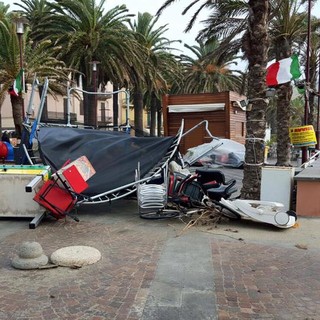 Danneggiate dal vento le giostre per bambini "della discordia" sul lungomare di Finale