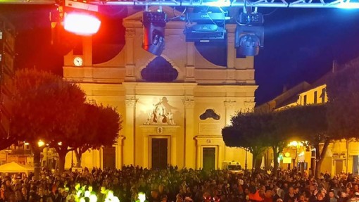 A Pietra si accende il Natale: luci, musica, tradizioni e doppio concerto di Capodanno A Pietra si accende il Natale: luci, musica, tradizioni e doppio concerto di Capodanno