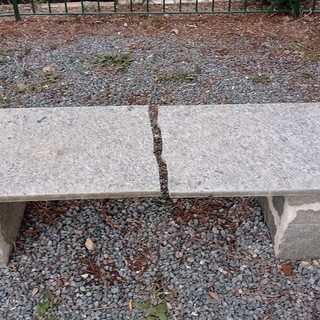 Vandali in azione ad Albisola: danneggiata panchina nel parco Zambellini (FOTO)