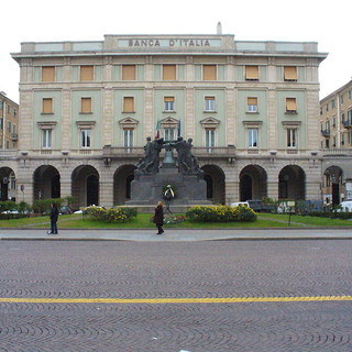 Savona, lettera al direttore: "In piazza Mameli cartelli, bandiere e striscioni che minano l’integrità ed il prestigio del monumento"