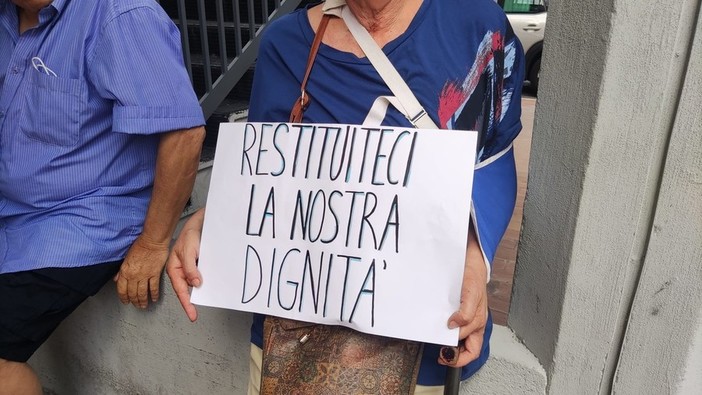 Uno dei cartelli esposti in occasione della protesta dello scorso 14 luglio Uno dei cartelli esposti in occasione della protesta dello scorso 14 luglio