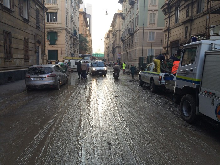Gli angeli dal fango da Savona a Genova: volontari al lavoro:"Non deve più accadere" Gli angeli dal fango da Savona a Genova: volontari al lavoro:"Non deve più accadere"