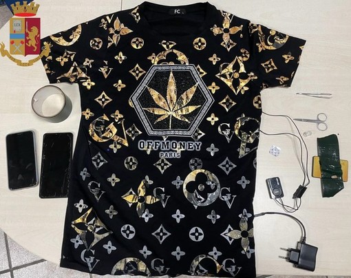 Patenti facili, con auricolari nascosti riceveva suggerimenti per superare i quiz: scoperto dalla polizia stradale Patenti facili, con auricolari nascosti riceveva suggerimenti per superare i quiz: scoperto dalla polizia stradale