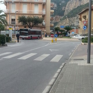 Finale Ligure, traffico in tilt per un bus bloccato alla rotonda della stazione