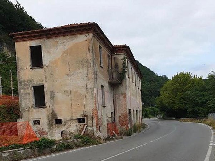 Manca ormai poco alla demolizione del "Palazzo dello Zucchero" di Cengio Manca ormai poco alla demolizione del "Palazzo dello Zucchero" di Cengio