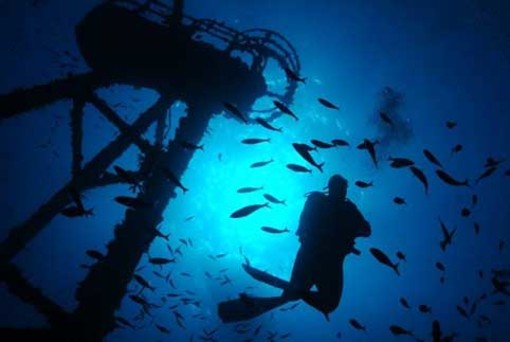 Laigueglia ad "Azzurro" arriva il 1° PINNEREMO: nuotatori e vogatori in spiaggia