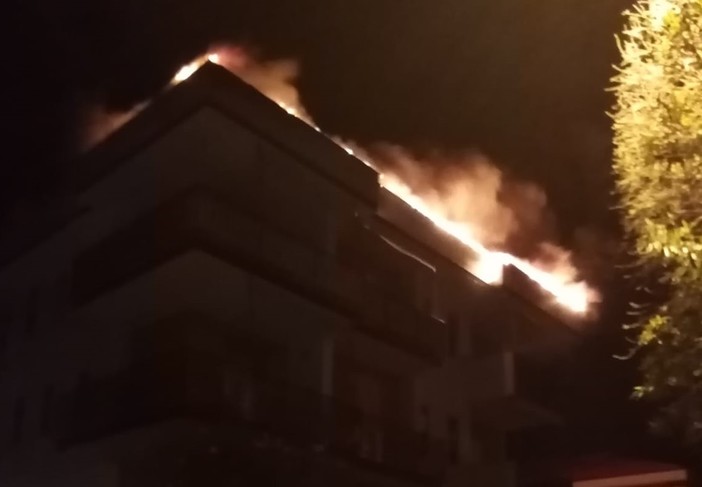 Pietra Ligure, appartamento a fuoco nella notte: mobilitati i vigili del fuoco (VIDEO)