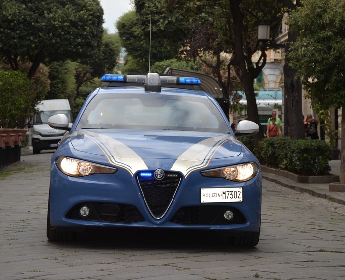 Cerca di rubare due bottiglie di superalcolici, oppone resistenza ai poliziotti e danneggia la volante: 43enne arrestato a Savona Cerca di rubare due bottiglie di superalcolici, oppone resistenza ai poliziotti e danneggia la volante: 43enne arrestato a Savona