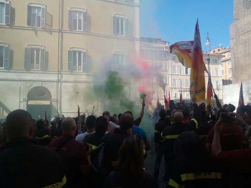 Protesta a Roma dei Vigili del Fuoco, Rosso: "Da Fiano promesse per fermare il concorso"