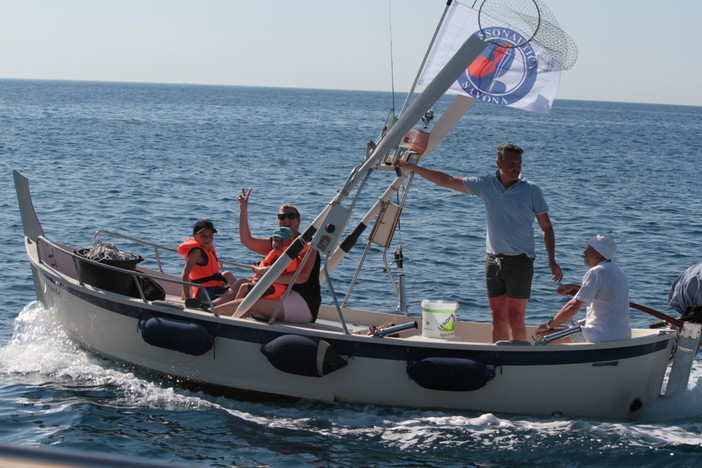 Una domenica di pesca sportiva per 50 studenti savonesi con Assonautica