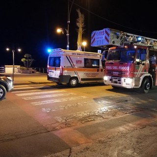 Camino in fiamme a Pietra Ligure: intervento dei vigili del fuoco
