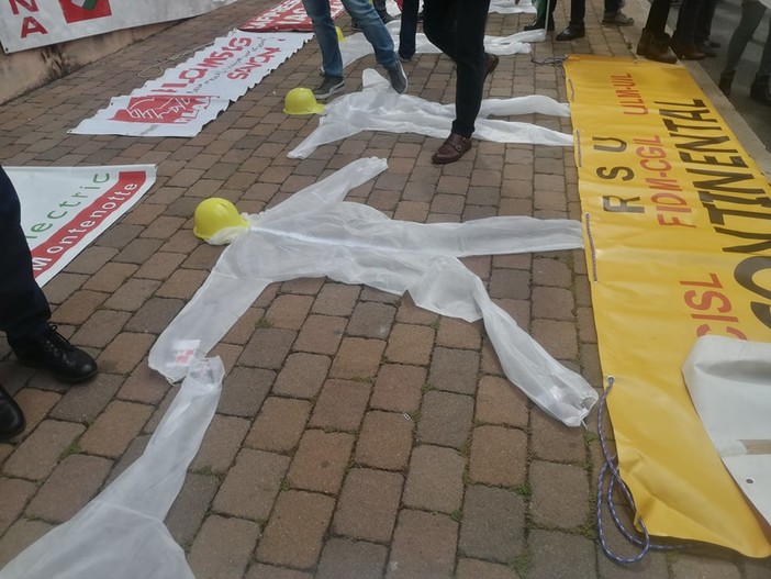 Formazione, rappresentanza e controlli: i sindacati del savonese in piazza per la sicurezza sui luoghi di lavoro (FOTO e VIDEO)