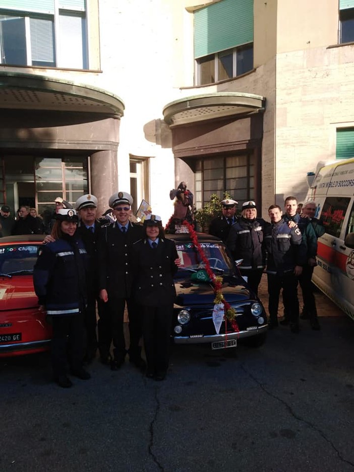 La Polizia Locale di Albenga porta doni ai bambini del Gaslini La Polizia Locale di Albenga porta doni ai bambini del Gaslini