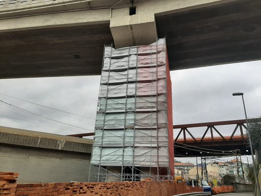 Fasciati i piloni autostradali di via Padova a Savona: nei mesi scorsi la preoccupazione dei residenti Fasciati i piloni autostradali di via Padova a Savona: nei mesi scorsi la preoccupazione dei residenti