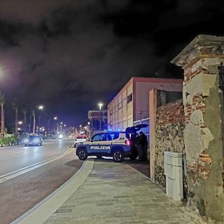 Sale sul tetto pronta a lanciarsi nel vuoto,  una ragazza salvata dall'intervento di due poliziotti