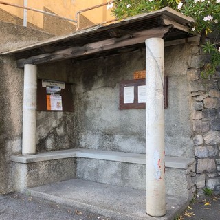 Alassio, la segnalazione di un lettore: "Pensilina realizzata con materiale pericoloso? Chiedo il controllo"