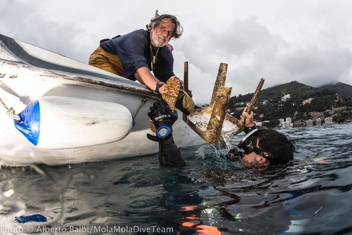 Alassio per un mare più pulito, "pescati" sdraio, lettini, stivali e molto altro (FOTO) Alassio per un mare più pulito, "pescati" sdraio, lettini, stivali e molto altro (FOTO)