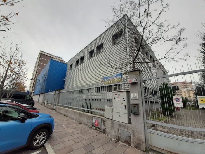 I ladri entrano al Palazzetto dello Sport, forzano la macchinetta del caffè e spaccano arredi e armadietti