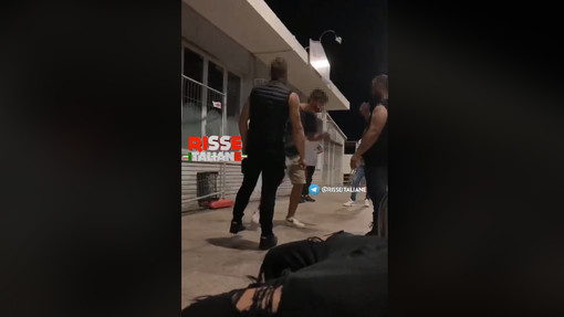 Loano, ragazzo preso a pugni sul lungomare: video virale e indagine in corso Loano, ragazzo preso a pugni sul lungomare: video virale e indagine in corso