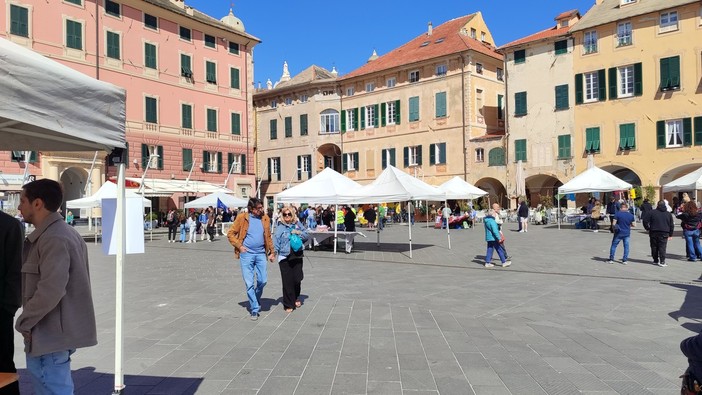 A Finale Ligure si riaccendono i fornelli del mercatino ortofrutticolo di Piazza Vittorio Emanuele: showcooking con produttori, cuochi e allievi dell'alberghiero A Finale Ligure si riaccendono i fornelli del mercatino ortofrutticolo di Piazza Vittorio Emanuele: showcooking con produttori, cuochi e allievi dell'alberghiero