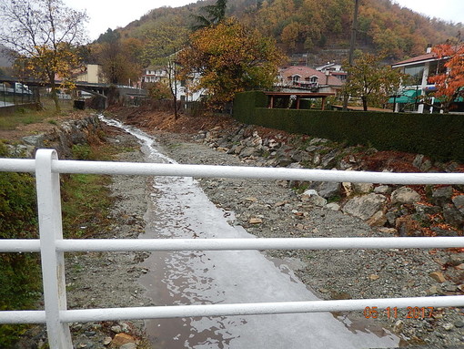 Passata la tempesta, i rii della Val Bormida si riempono di schiuma (FOTO e VIDEO)