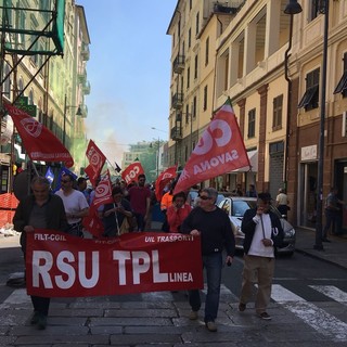 Savona. Sciopero Tpl, il corteo diretto in Piazza Sisto: traffico in tilt (FOTO e VIDEO)