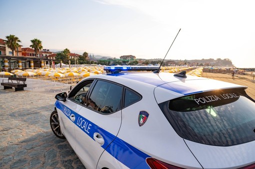 Giro di vite sui pullman turistici: controlli a tappeto della polizia locale ad Albissola