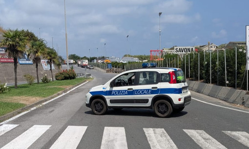 Savona, sversamento di materiale oleoso sull'asfalto: chiuso un tratto di corso Svizzera