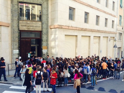 Liceo Classico Savona, protesta degli studenti contro le classi pollaio: "Abbandoniamo le aule per un profondo senso di responsabilità, per salvare il nostro diritto allo studio"