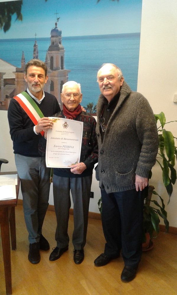 Pietra Ligure: turista fedele premiato dal sindaco