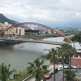 Albenga: il ponte Viveri torna ad essere rosso!