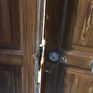 Raid di ladri in via Vegerio a Savona. Si arrampicano dalla grondaia ed entrano in due uffici