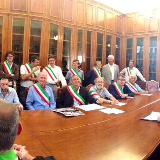 Tagli e tasse, i sindaci protestano in Prefettura. L’Anci lancia l’allarme: "Rischio default per i Comuni, non possiamo permettercelo"