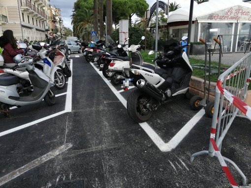 Finale, il nuovo piano parcheggi sul lungomare non convince la minoranza: "Meno parcheggi: oltre al danno la beffa"
