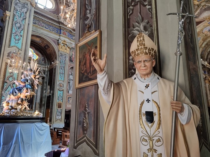 Nella foto san Giovanni Paolo II, Basilica di San Nicolò, a Pietra Ligure