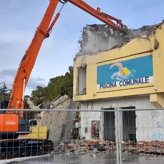 L'ex piscina di via Trento e Trieste durante la demolizione L'ex piscina di via Trento e Trieste durante la demolizione